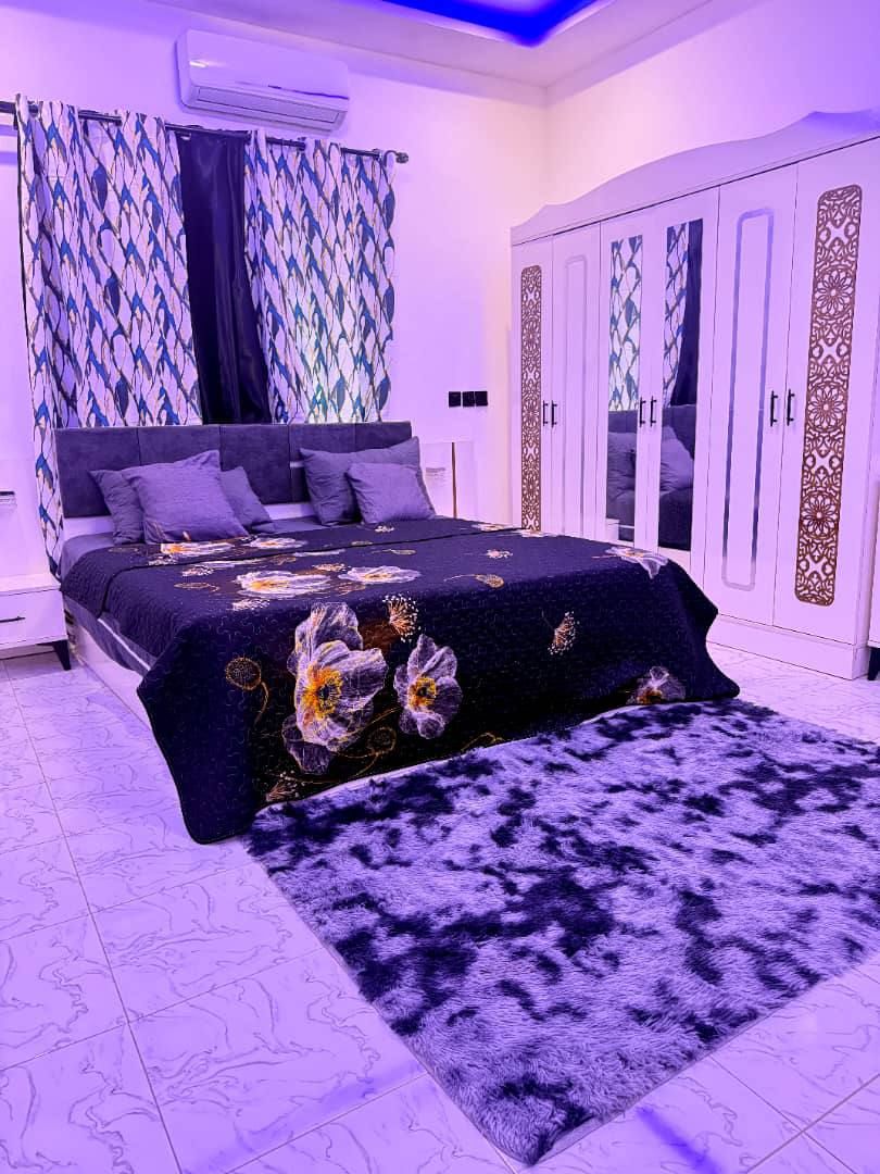 Bedroom with mirrored wardrobe and floral bedspread